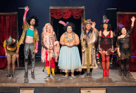 Teatro popular: Grupo Galpão apresenta o espetáculo 'Cabaré Coragem' com entrada gratuita em Betim