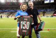 Lateral do Fluminense recebe homenagem por 150 jogos pelo clube