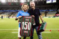 Lateral do Fluminense recebe homenagem por 150 jogos pelo clube