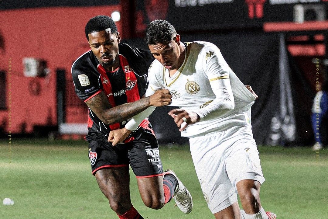 Dupla brilha, Vitória goleia lanterna Chapecoense e se afasta do Z4 no Brasileiro