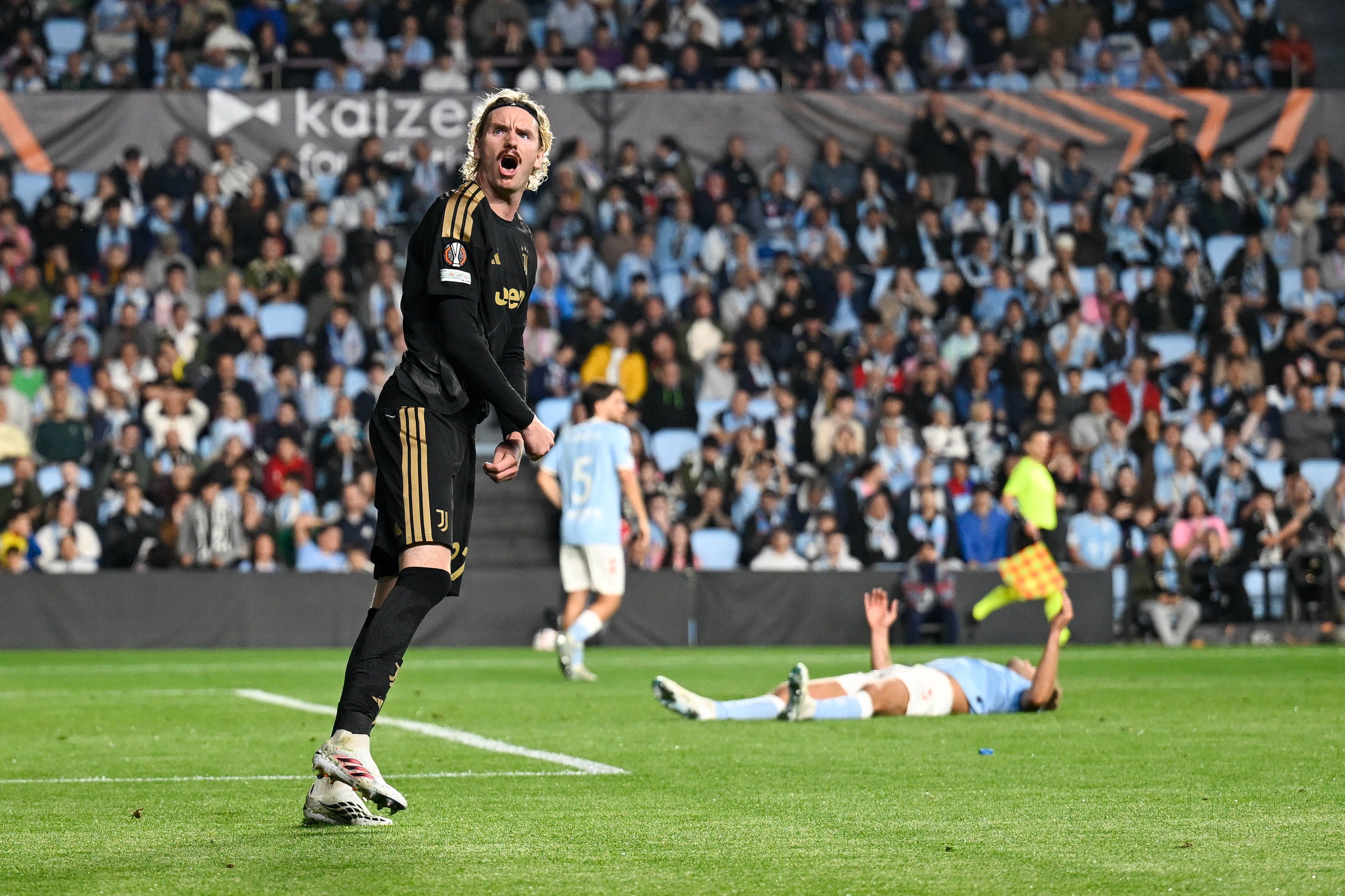 Muani marca nos acréscimos, Juventus vence Celta e assume liderança da Liga Europa