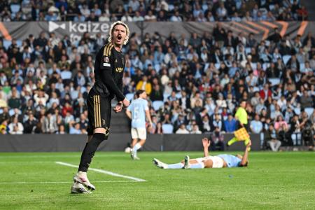 Woltemade, da Juve, celebra gol de empate com o Celta de Vigo na Liga Europa