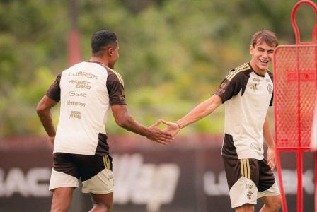 Alex Sandro (à esquerda) será desfalque no Flamengo diante do Vasco