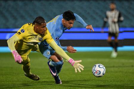 Gabriel Delfim e Salomón Rodríguez em disputa de bola no jogo entre Montevideo City Torque e Atlético pela Copa Sul-Americana
