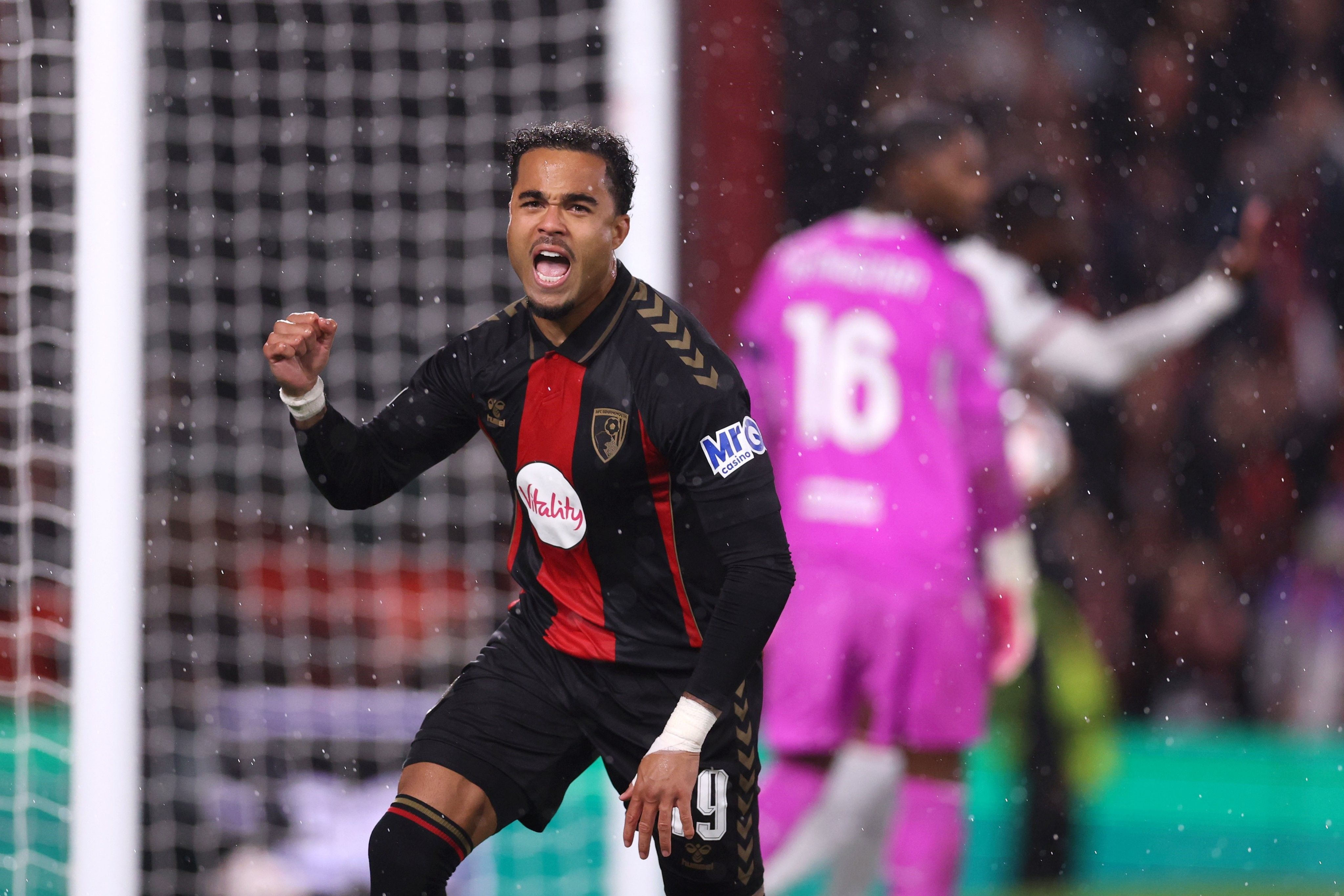 Com um a mais e dois gols de pênalti, Bournemouth goleia Milan pela Liga Europa
