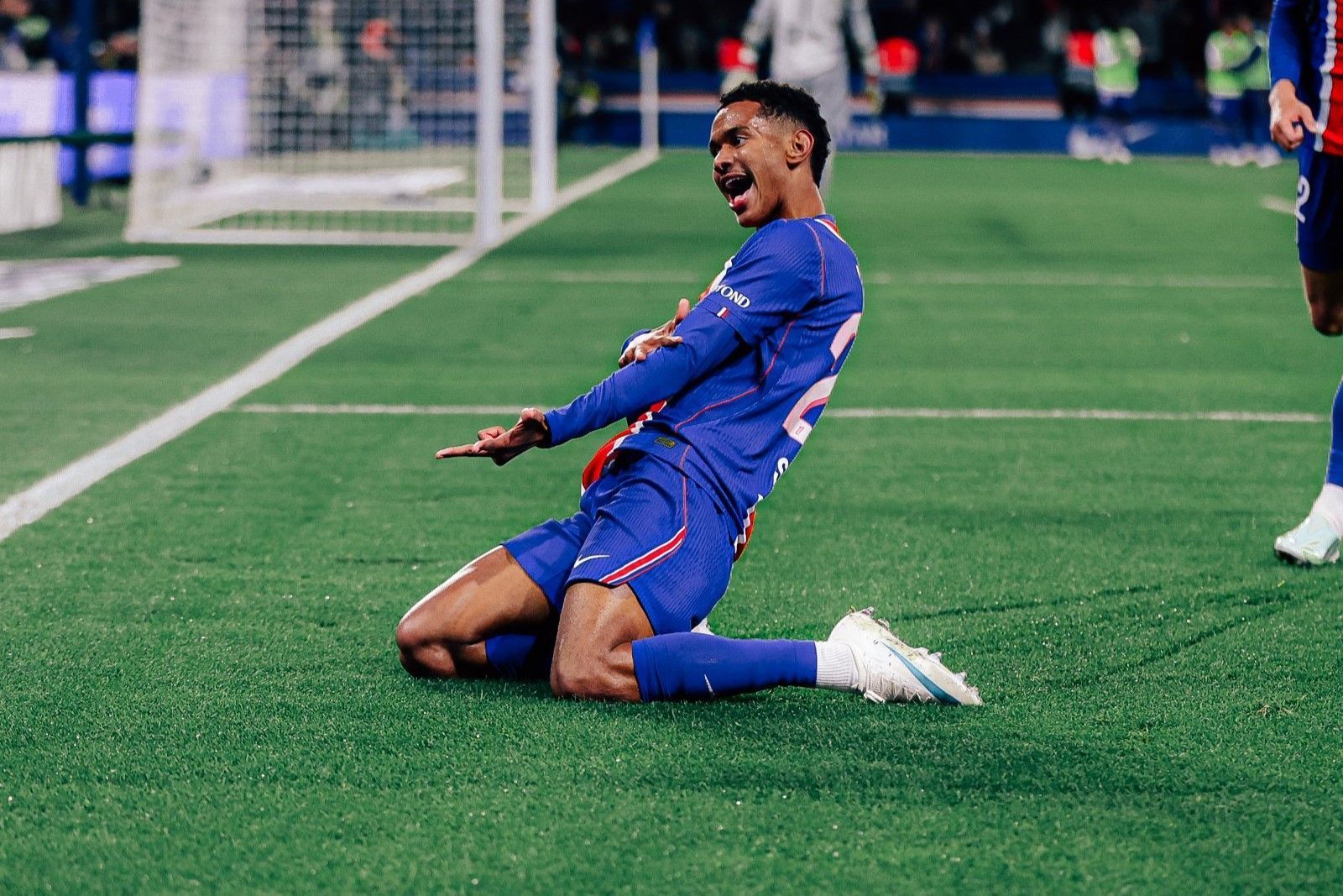 PSG vence Lyon em casa e assume liderança do Campeonato Francês