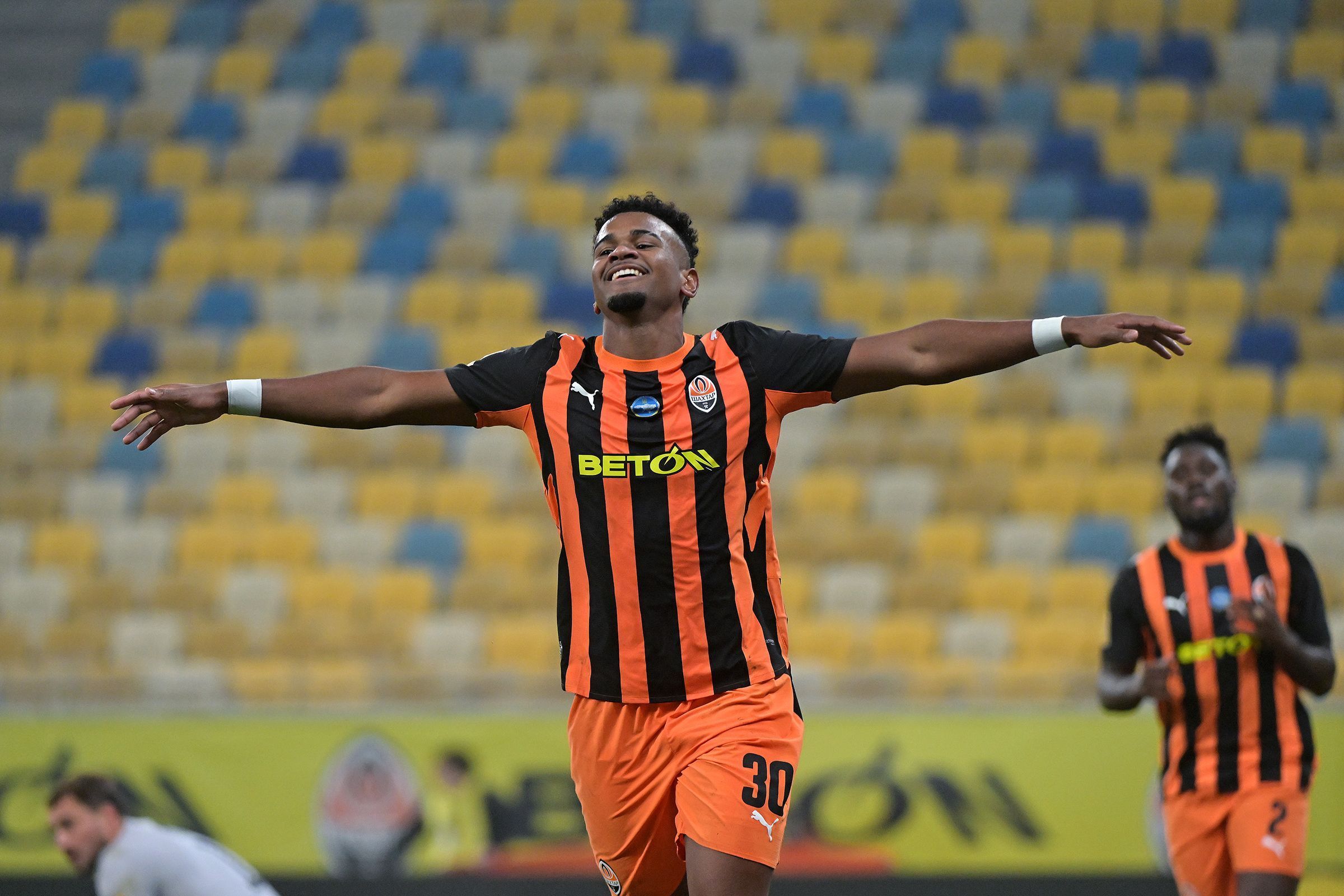 Cria do Atlético dá show em goleada sobre rival e ajuda time a avançar em copa na Europa