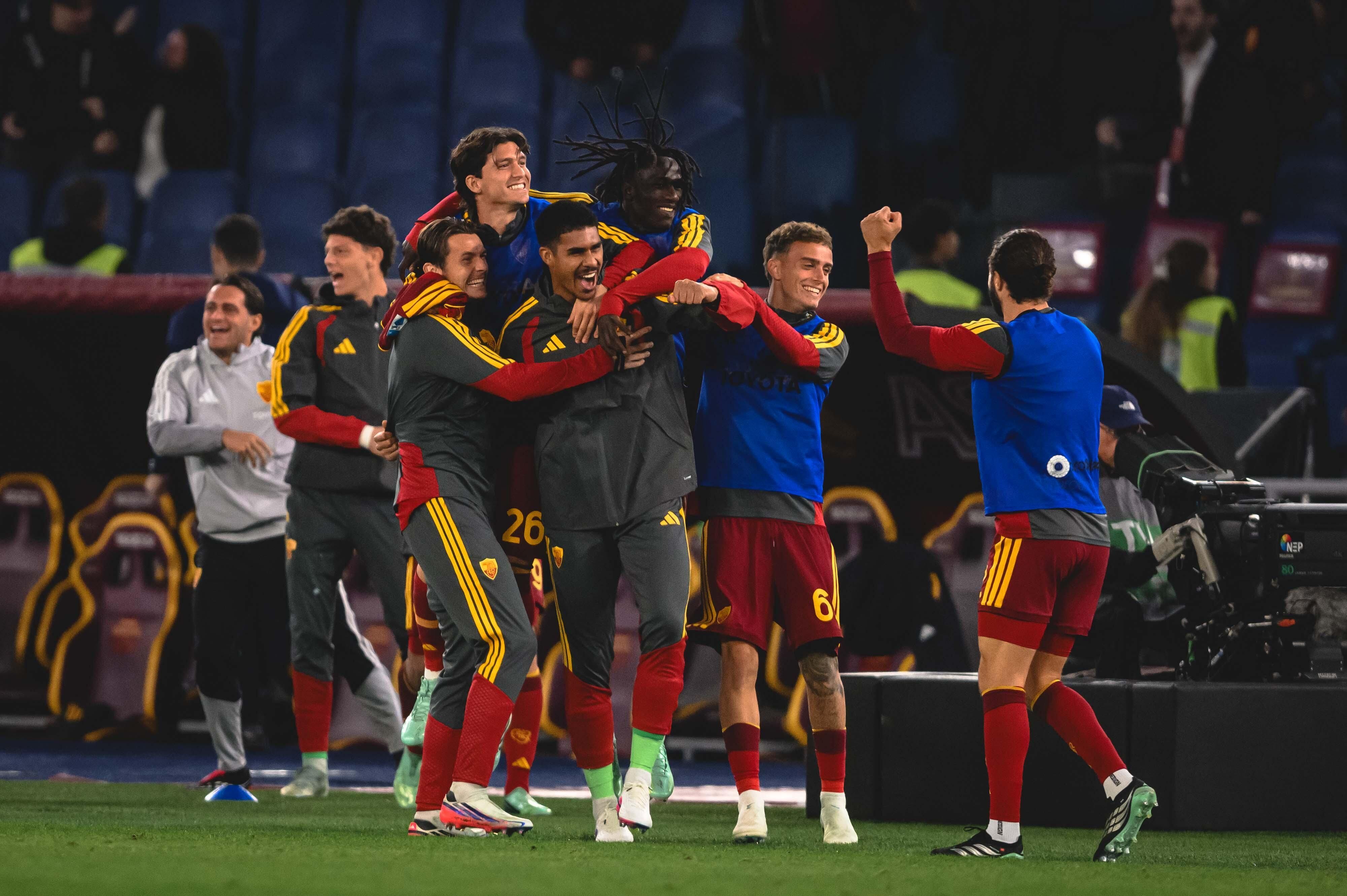 Com dois gols em dois minutos, Roma vira e vence Cagliari pelo Campeonato Italiano