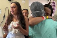 Mãe recebe alta após 2 anos de internação, emociona hospital e reencontrará o filho em MG