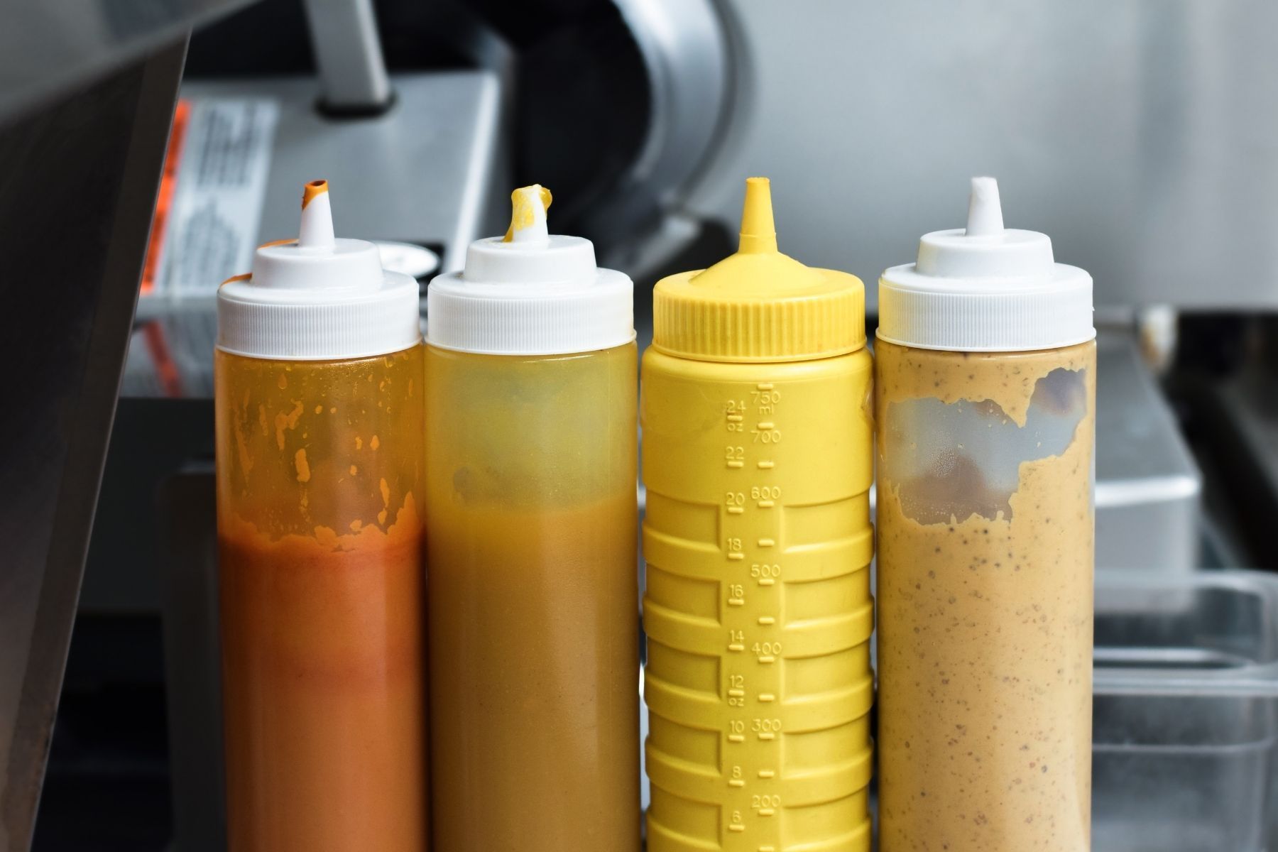 Proibição sobre uso de bisnagas de molhos em restaurantes de SP tem início adiado; entenda