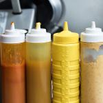 Proibição sobre uso de bisnagas de molhos em restaurantes de SP tem início adiado; entenda