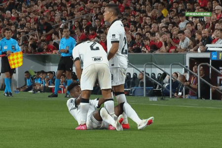 Fred, do Atlético, caído no gramado da Arena da Baixada