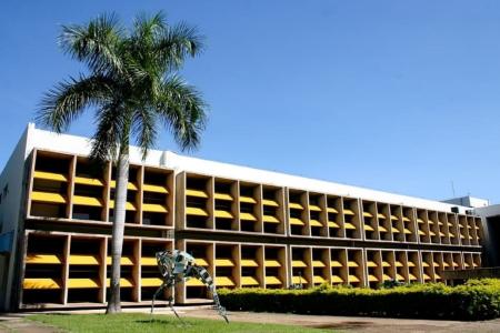 Estudantes da UFMT são denunciados por mensagens racistas e misóginas em grupo universitário