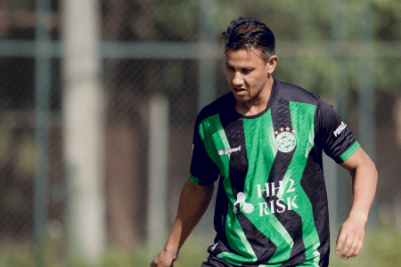 Henrique, ídolo do Cruzeiro, em ação pelo 1º de Abril, time amador de Belo Horizonte