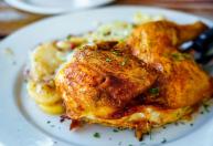 Frango com creme de milho suculento e cremoso, para aquele almoço divino com a família reunida