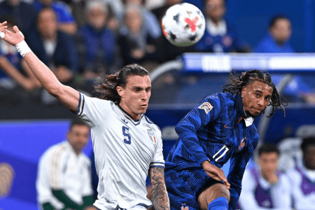 Riccardo Calafiori e Michael Olise em ação no jogo entre Itália e França pela Liga das Nações