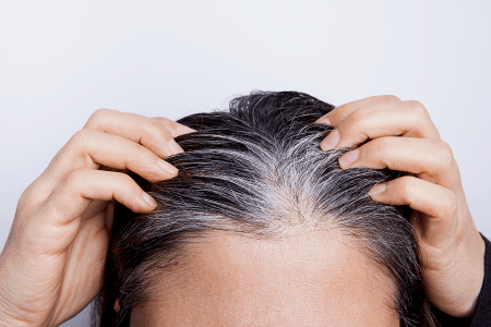 Uma pesquisa da Universidade de Exeter, publicada no Journal of Women & Aging, analisou a relação entre os cabelos brancos e a percepção que as mulheres têm de si mesmas