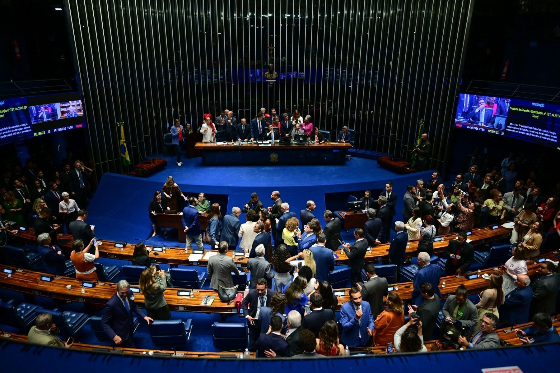 Entidades empresariais criticam aprovação do fim da escala 6×1 e preveem aumento de custos