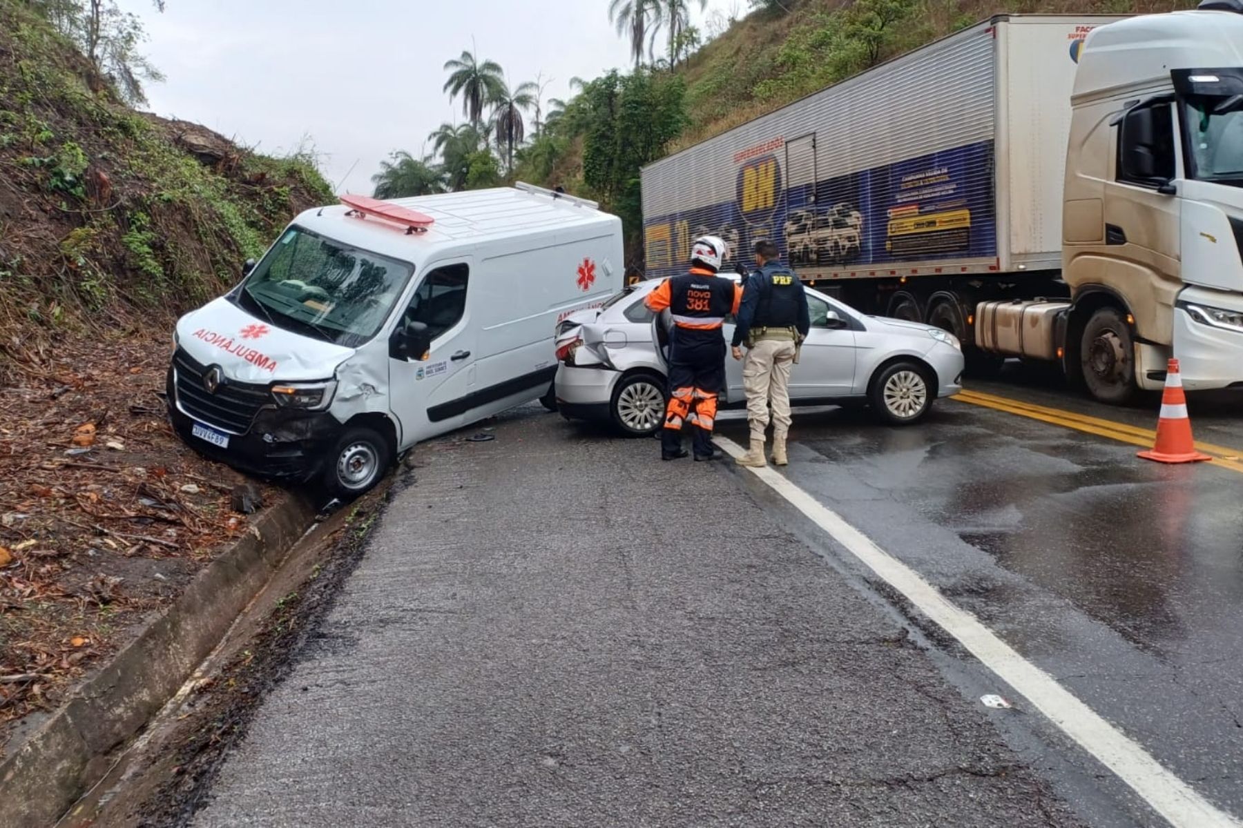 BR-381: batida entre ambulância e carro deixa motorista ferido em MG