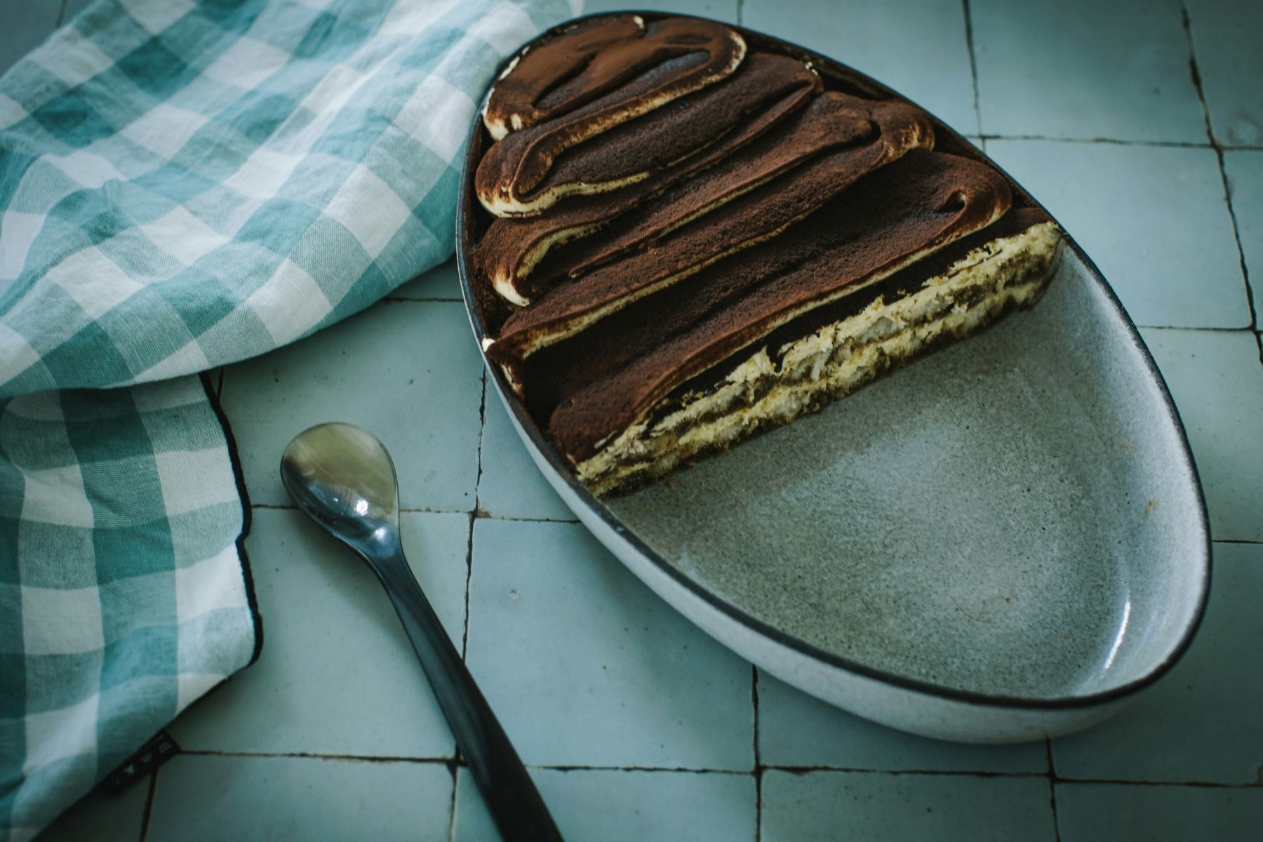 Nem forno, nem banho-maria: a sobremesa de bolacha maisena com creme de baunilha que ficapronta com uma montagem simples na travessa