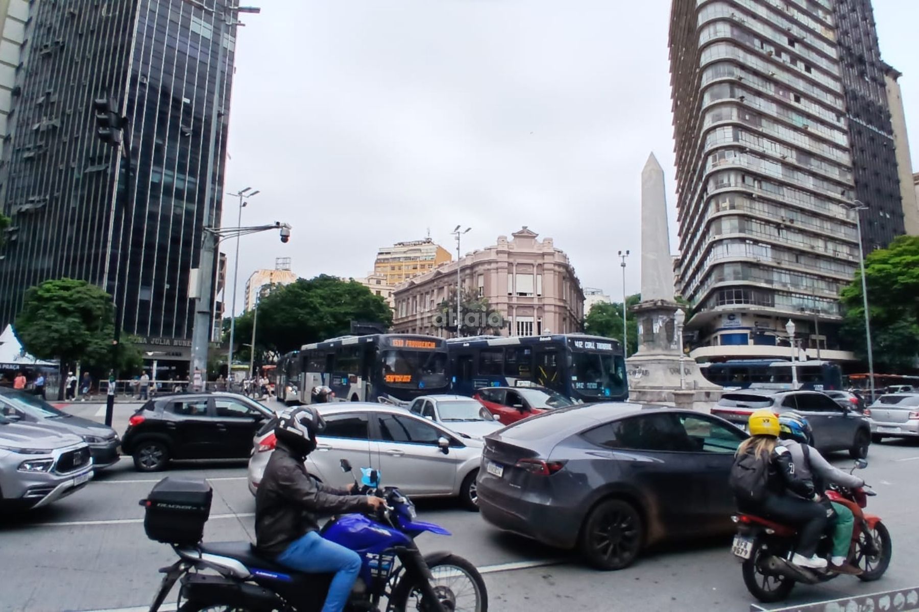 Semáforos apagados voltam a provocar congestionamento na Praça Sete, em BH