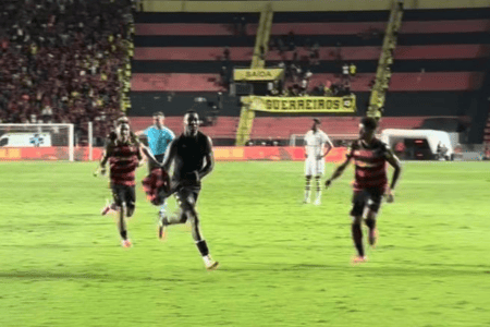 Patrick de Paula comemora gol pelo Sport sobre o São Bernardo pela Série B do Campeonato Brasileiro