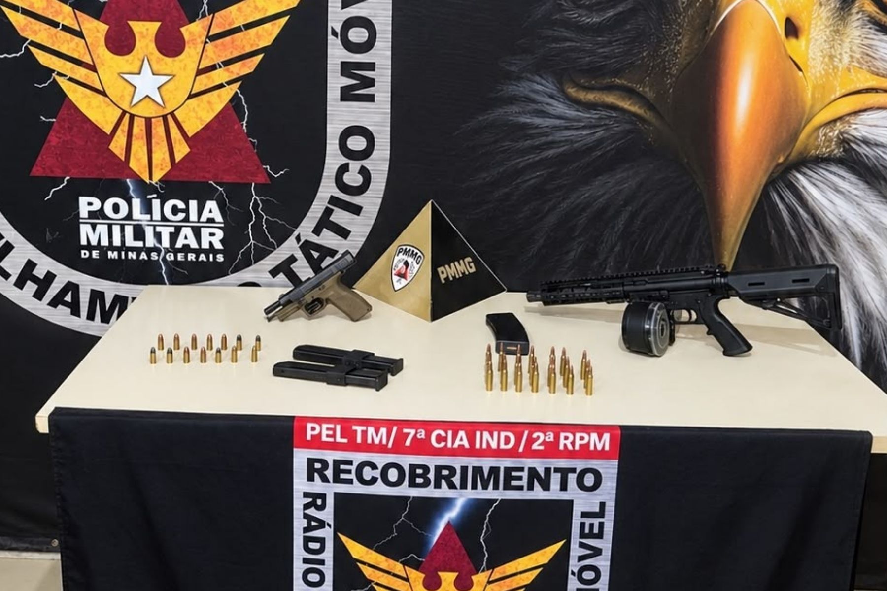PM apreende fuzil com carregador 'caracol' e prende chefe do tráfico na porta de escola em Igarapé, na Grande BH