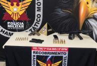 PM apreende fuzil com carregador 'caracol' e prende chefe do tráfico na porta de escola em Igarapé, na Grande BH