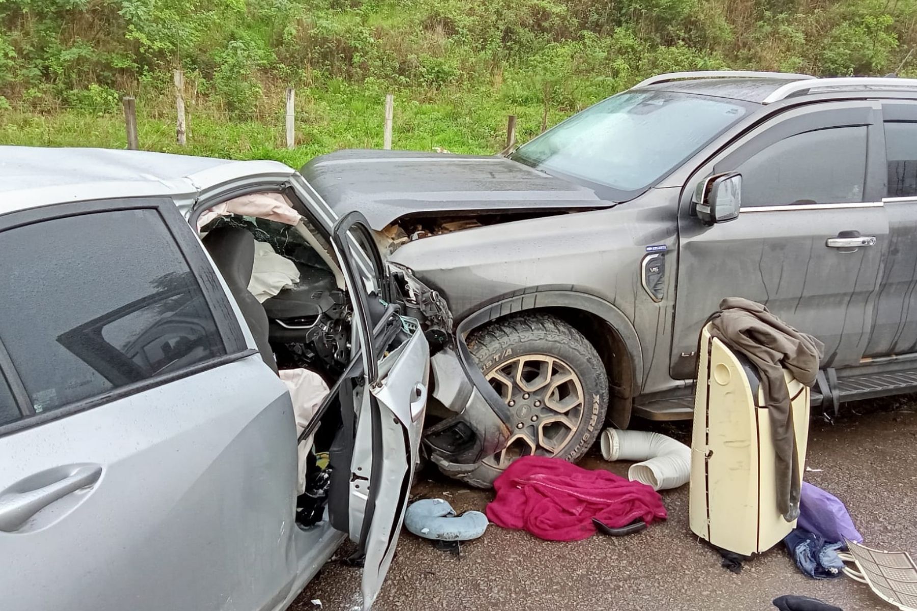 Motorista morre e três ficam feridos em batida entre carro e caminhonete na BR-116, em Teófilo Otoni-MG
