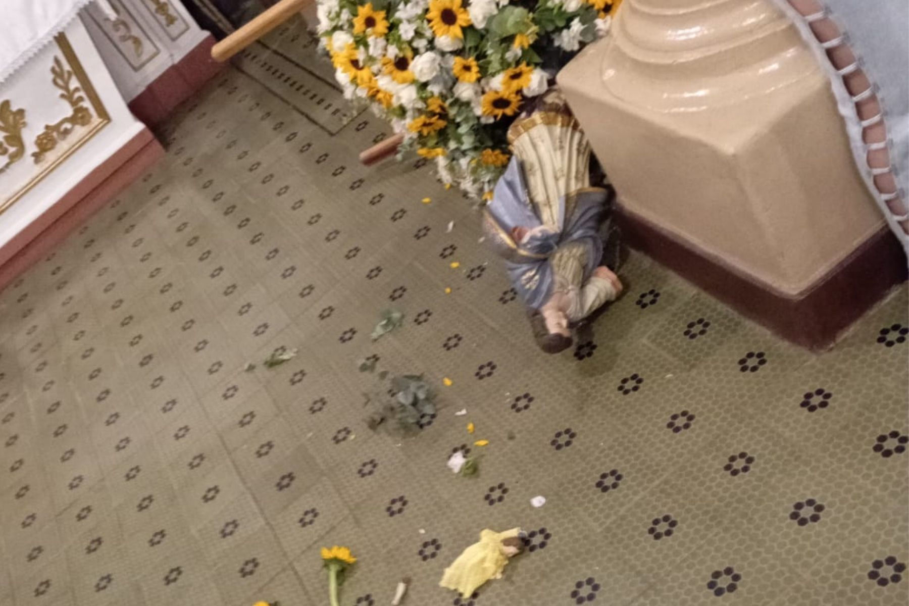 Homem da 'voadora' em santa dentro de igreja, é contido por fiéis e preso pela PM em MG