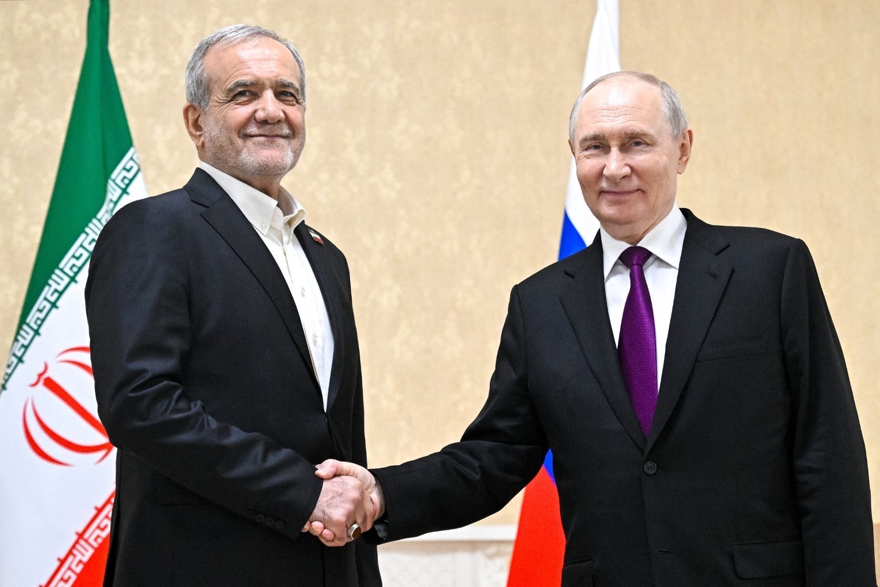 Putin promete ajudar Irã a encerrar guerra com os EUA durante encontro com Pezeshkian