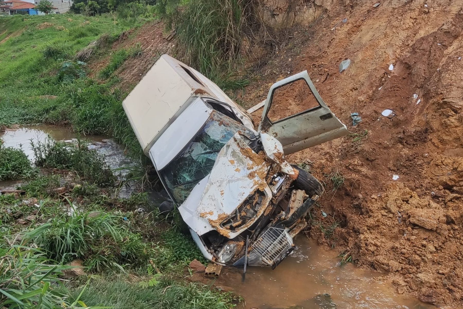 Motorista morre após carro cair em córrego em Contagem, na Grande BH