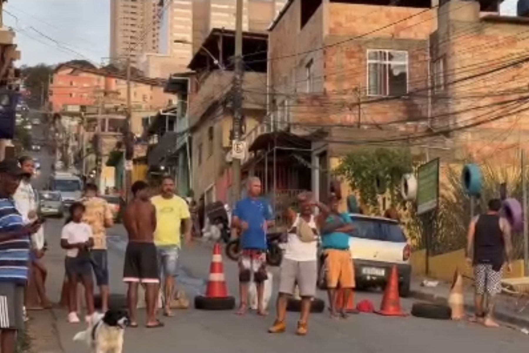 PM libera rua em BH bloqueada por moradores em protesto contra falta de energia