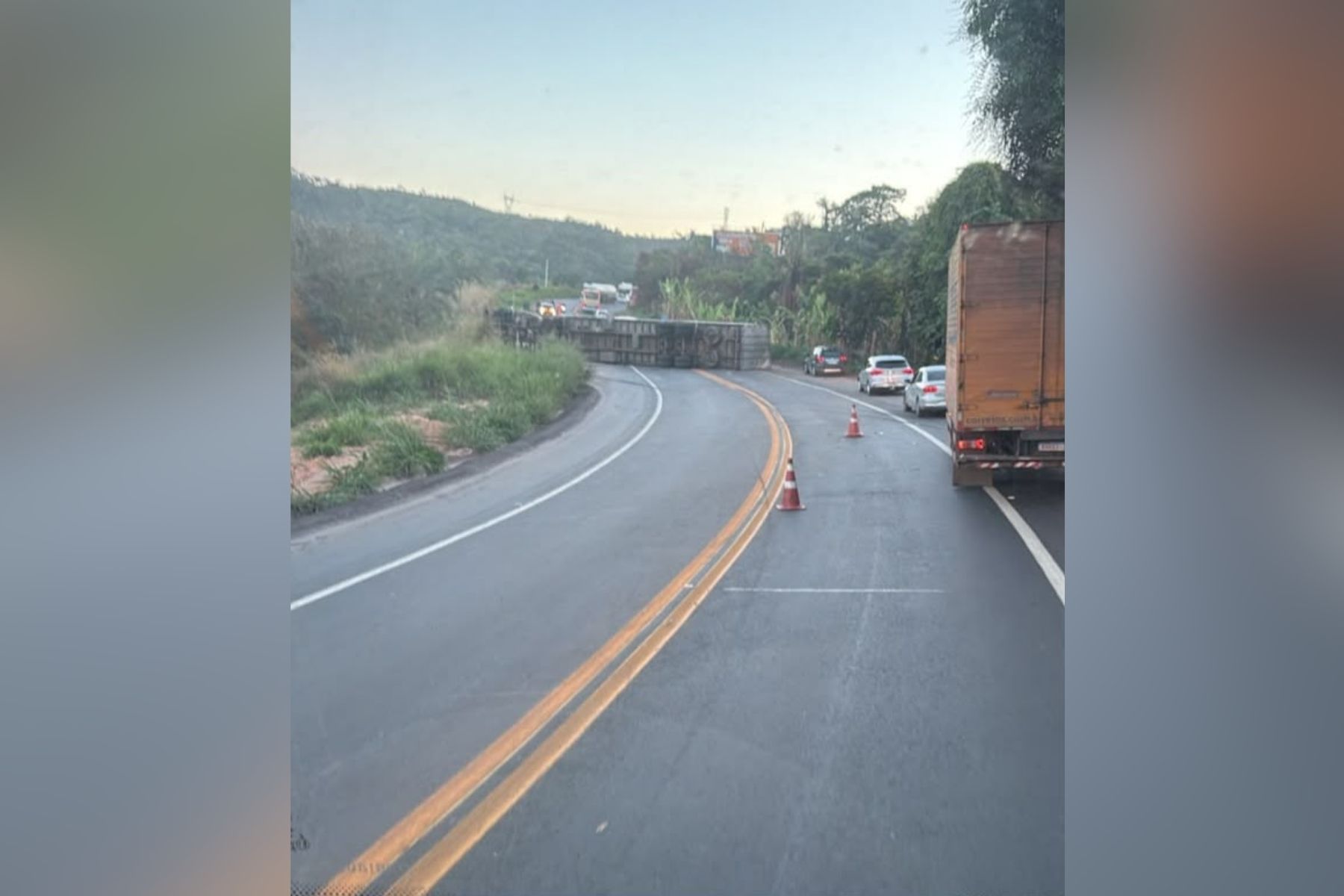 Carreta tomba, fecha a BR-381 e causa mais de 10 km de congestionamento na Grande BH