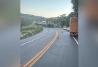 Carreta tomba, fecha a BR-381 e causa mais de 10 km de congestionamento na Grande BH
