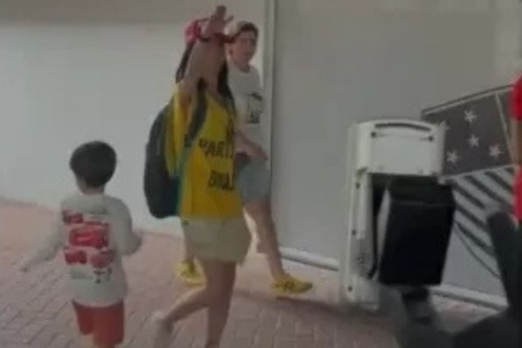 Eleitora é flagrada ao fazer gesto de saudação nazista a homem judeu após votar no Rio de Janeiro