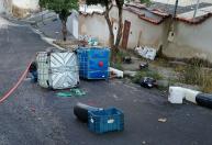 Caminhão deixa cair galões com ácido em rua de Belo Horizonte, e moradores são retirados de casa