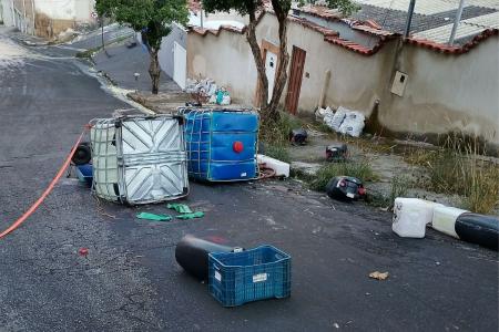 Caminhão deixa cair galões com ácido em rua de Belo Horizonte, e moradores são retirados de casa