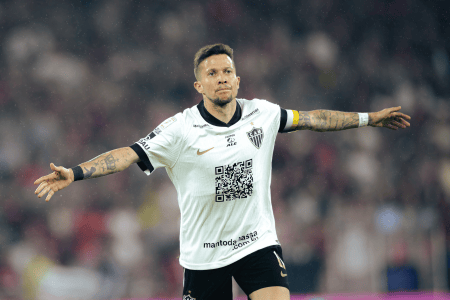 Bernard comemora gol pelo Atlético contra o Flamengo no Maracanã