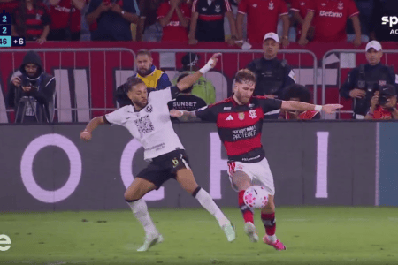 Pênalti de Renan Lodi em Léo Pereira durante jogo entre Flamengo e Atlético no Maracanã, pela 32ª rodada do Campeonato Brasileiro
