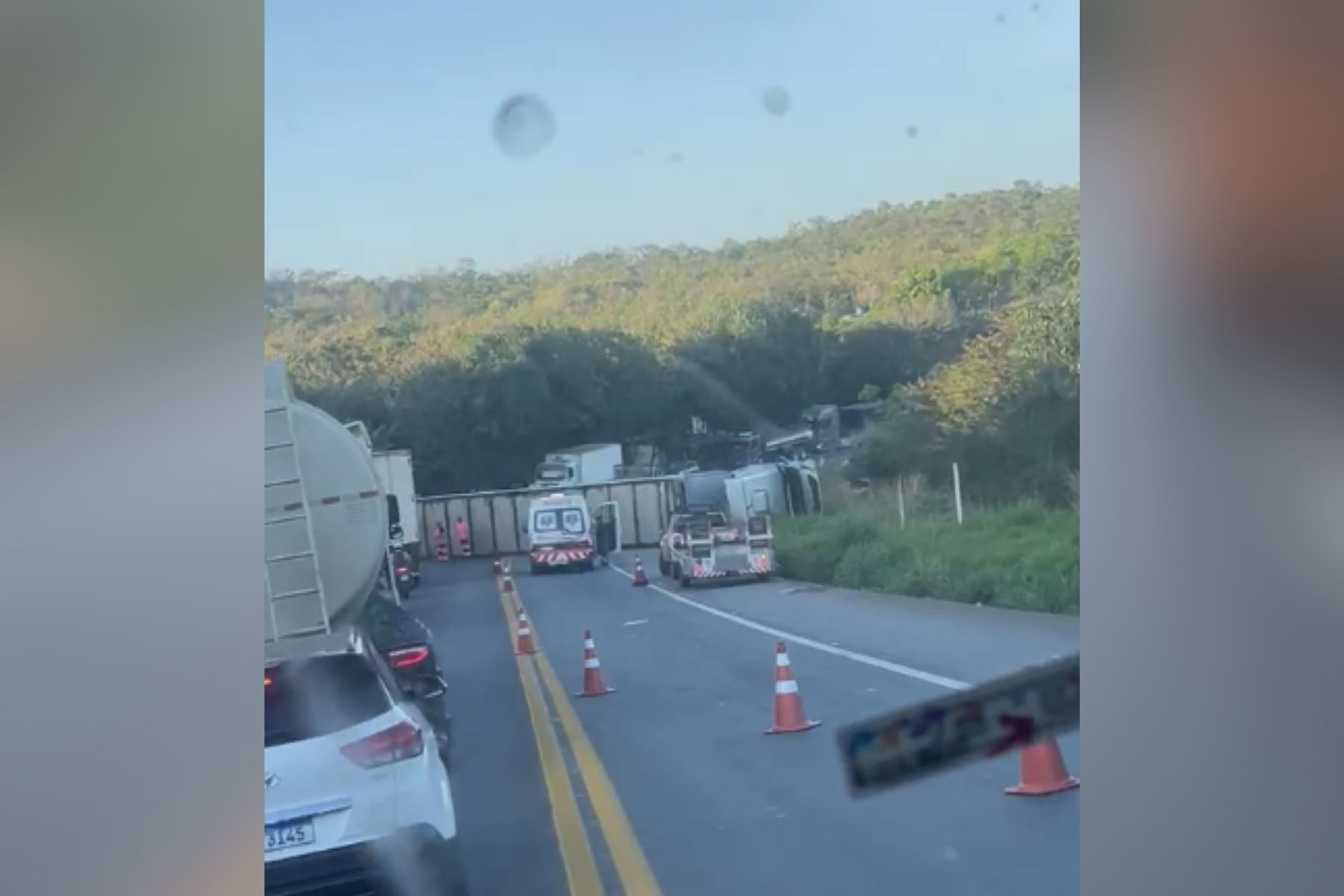 BR-381 é interditada após carreta tombar em Santa Luzia; veja rotas alternativas