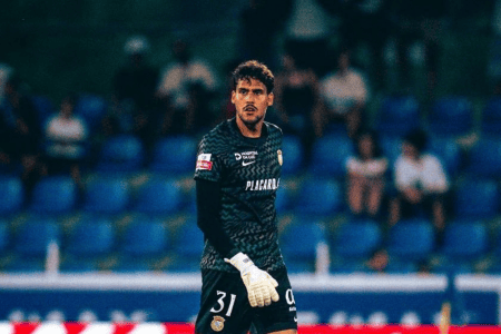 Ex-Atlético, Matheus Mendes em ação pelo Alverca, de Portugal