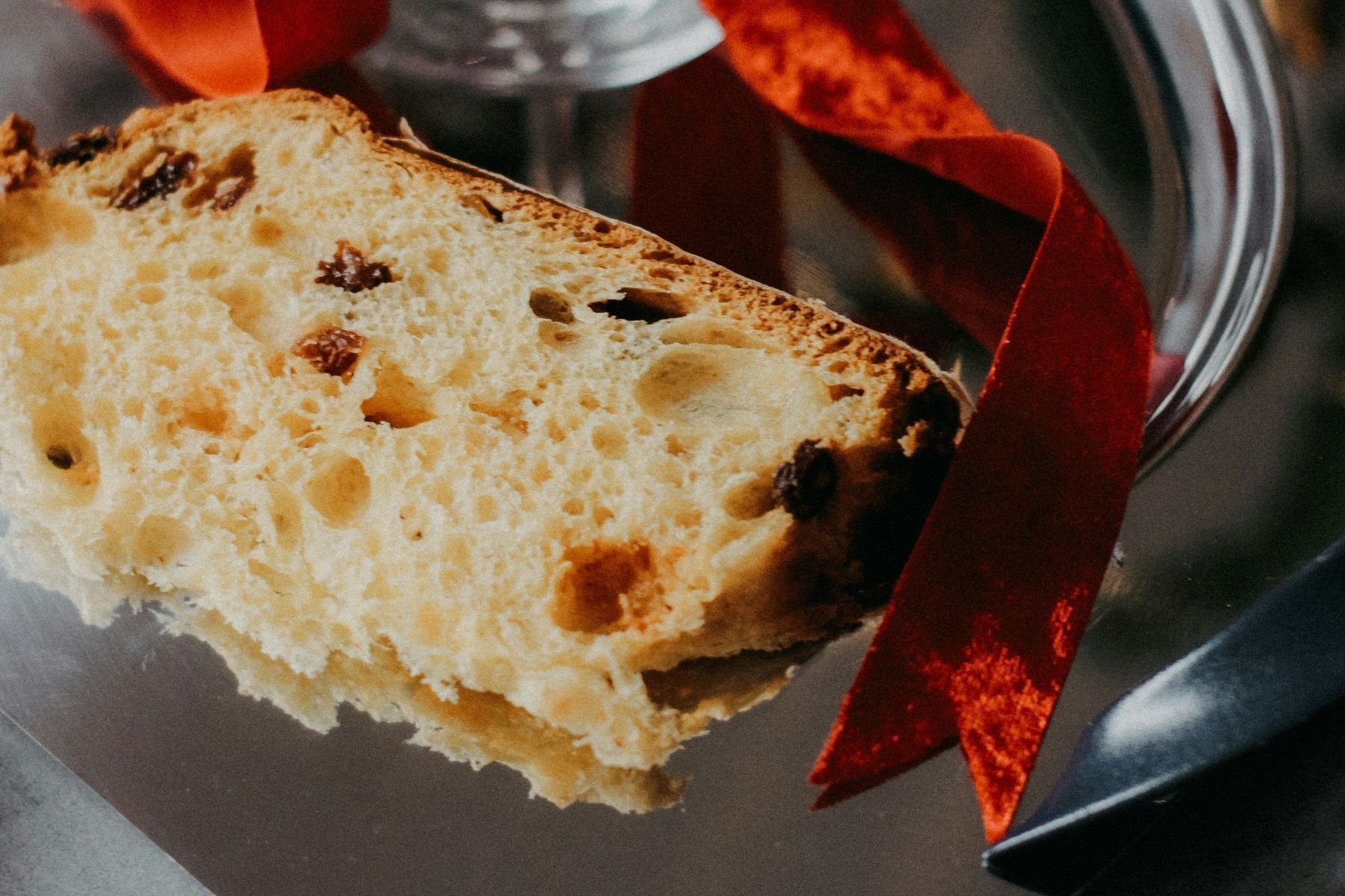 Panetone de liquidificador feito diretamente na forma de pudim, super fofinho e delicioso