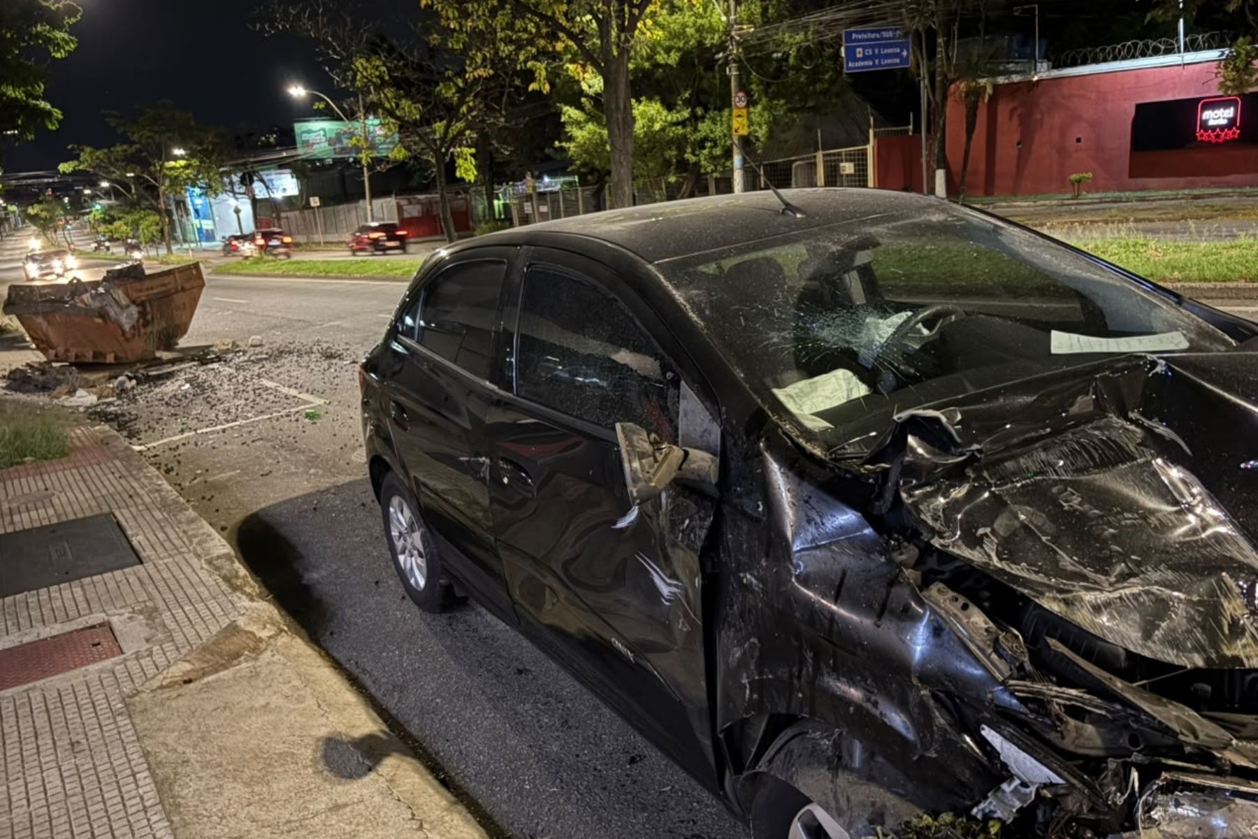 Vídeo: motorista bate carro em caçamba em BH, e amigo deixa recado para PM: 'Pedimos desculpas'