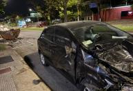 Vídeo: motorista bate carro em caçamba em BH, e amigo deixa recado para PM: 'Pedimos desculpas'