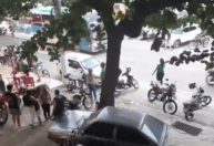 Adolescente morre atropelada por ônibus após cair de moto pilotada pela mãe no ES