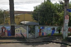 Homem armado com faca invade escola e mantém cerca de 20 crianças reféns em Curitiba