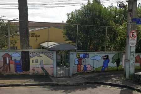 Homem armado com faca invade escola e mantém cerca de 20 crianças reféns em Curitiba