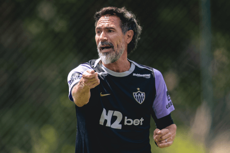 Técnico Eduardo Domínguez no comando do treino do Atlético na Cidade do Galo