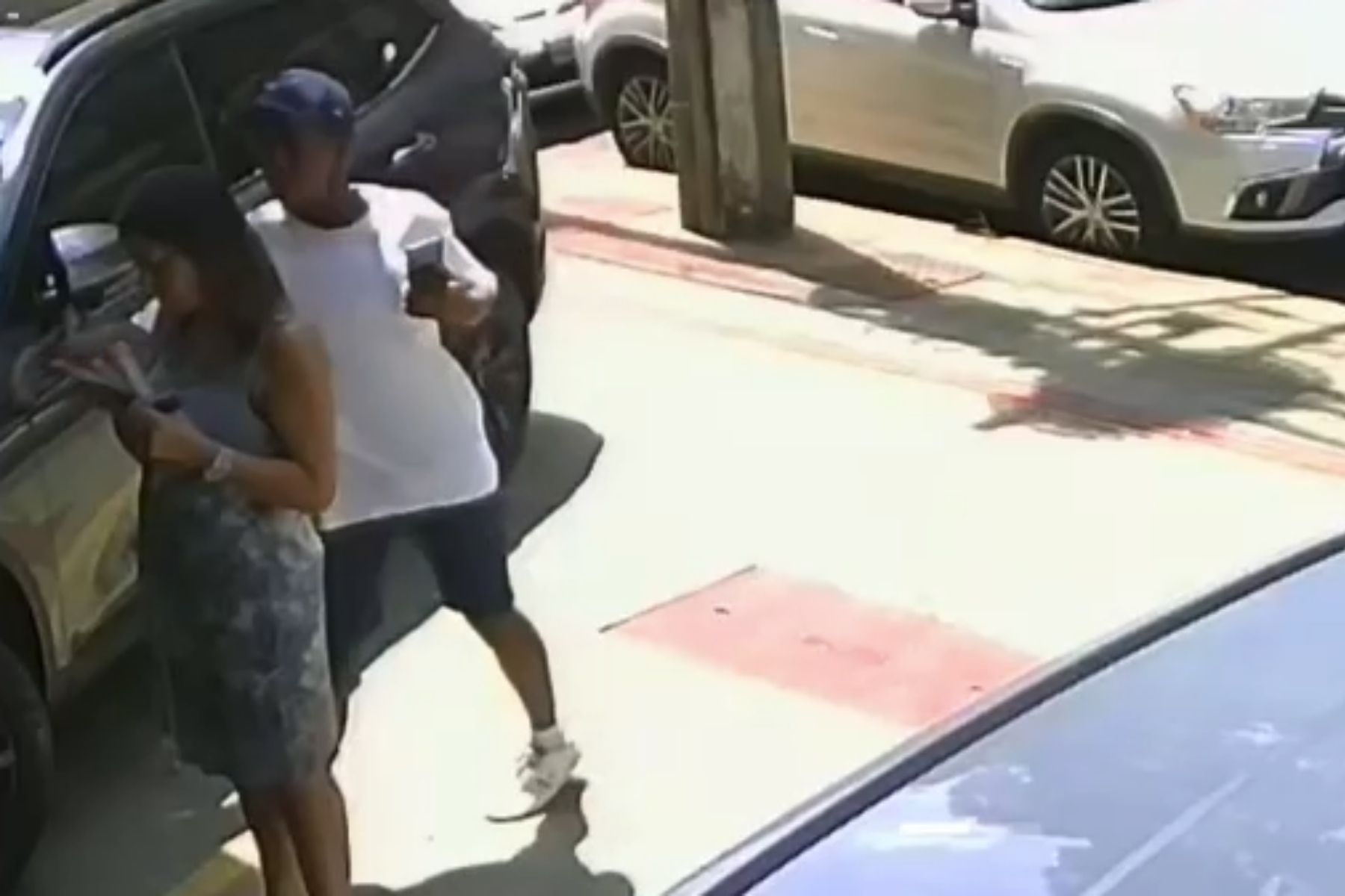 Mulher tem Iphone 17 roubado em frente a loja onde trabalha na Avenida Raja Gabaglia